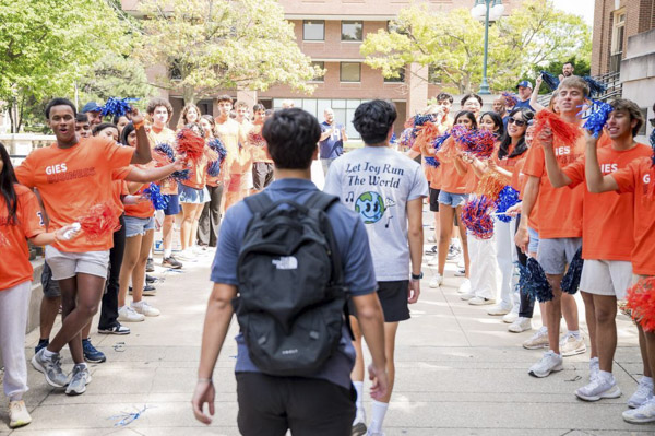 Gies student walking into new student welcome